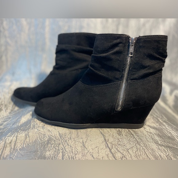 Aerosoles Misfit black scrunchy suede wedge ankle booties with side zipper - Picture 9 of 10